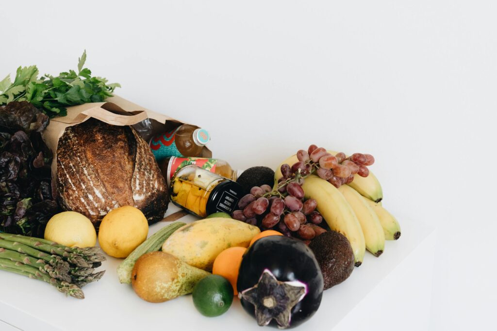 Продукти: хліб, овочі та фрукти